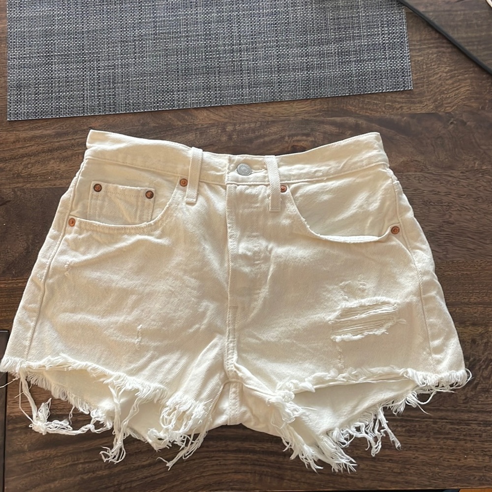 Levi’s cut off jean shorts in cream.